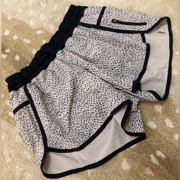 Lululemon Athletica pink black leopard print tracker shorts women’s size 10 SOLD - Picture 4 of 6